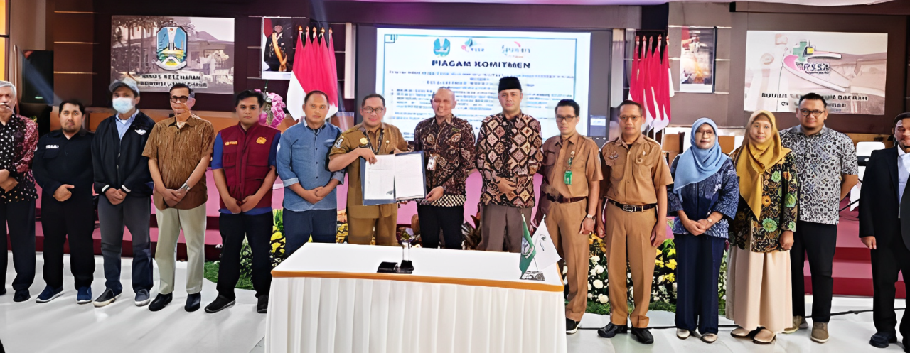 UNTUK LAYANAN PRIMA: Direktur RSSA Dr dr M. Bachtiar Budianto SpB Subsp Onk (K) FINACS FICS (tengah) foto bersama dengan stakeholder setelah menandatangani piagam komitmen kemarin.