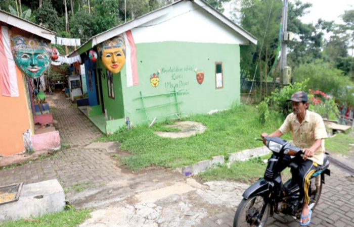 TAK ADA KEGIATAN: Kawasan permukiman di Kampung Topeng, di Kelurahan Tlogowaru, Kecamatan Kedungkandang kurang terawat pasca-pandemi. Sejak 2020, kunjungan wisatawan di sana terus menyusut. Begitu jug