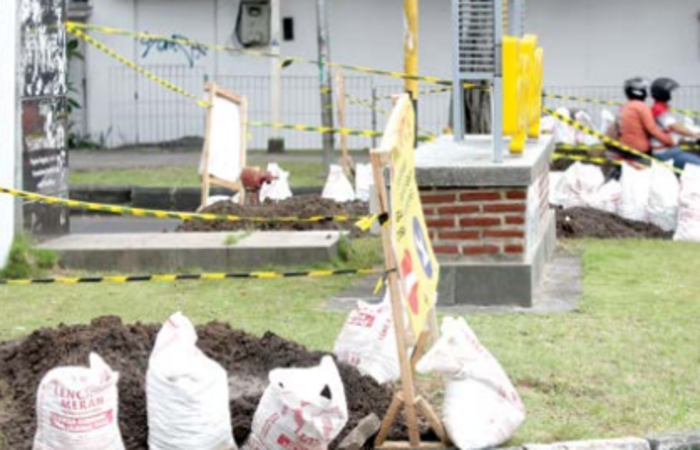 TAMBAH ATCS: Sejumlah bahan bangunan sudah disiapkan di Simpang Dieng, kemarin.