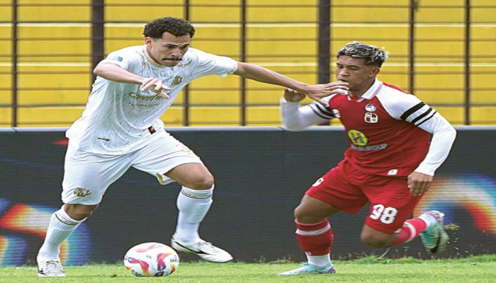 BISA LEBIH BAIK: Pablo Oliveira (kiri) berusaha melewati pemain Barito Putera Eksel Runtukahu dalam laga Bri Liga 1 pekan ke-10, 1 November lalu.