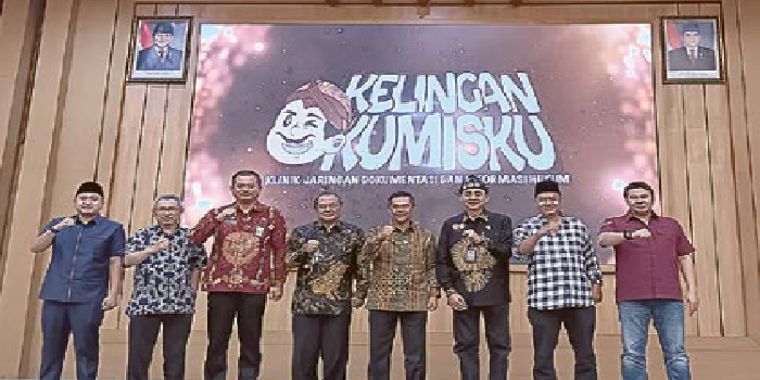 TEROBOSAN BARU: Pj Sekda Kabupaten Malang Nurman Ramdansyah (tiga dari kanan) bersama ketua DPRD Kabupaten Malang Darmadi (lima dari kiri) dan sekretaris DPRD launching inovasi Kelingan Kumisku.