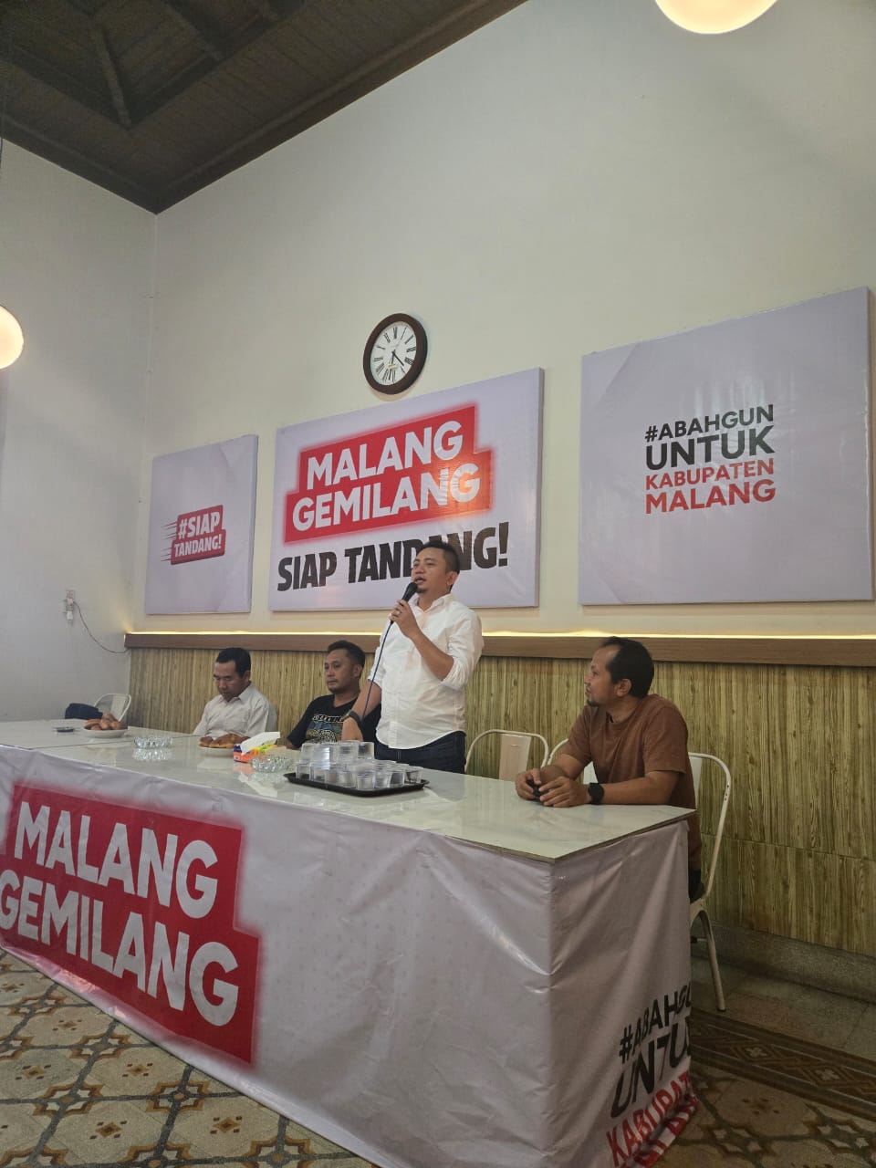 BERI DUKUNGAN: Politisi muda dari Partai Golkar Yani Wijaya Baihaqi hadir di Posko Pemenangan Abah Gun Jalan Martadinata, Kota Malang kemarin (6/11)