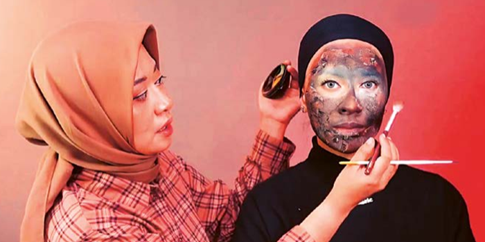 PUNYA CIRI KHAS: Hafrida Vindy Agustie (kiri) membuat konten make-up character bersama Aghnia Punjabi, beberapa waktu lalu.