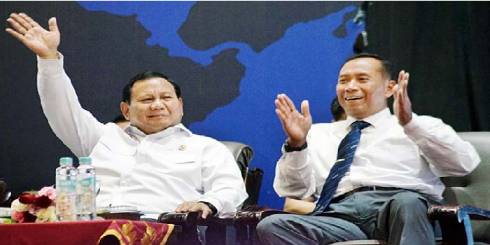 BANTU PRESIDEN: Eks Rektor UMM prof Dr Fauzan Mpd (kanan) bersama Presiden Prabowo Subianto saat studium generale di Dome UMM, 27 September 2023 lalu. UMM FOR RADAR MALANG