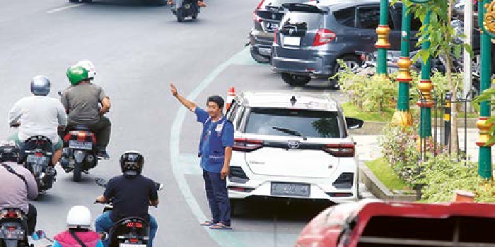 MENGURANGI ESTETIKA: Sejumlah kendaraan parkir di dekat koridor Kajoetangan Heritage, kemarin siang. SATRIA CAhYONO/ RADAR MALANG