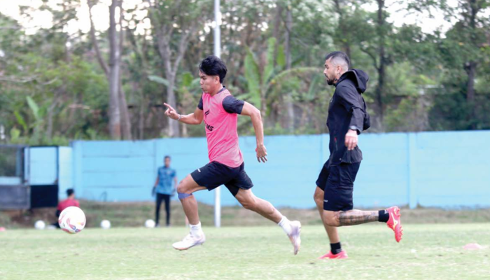 DAPAT SANKSI: Anwar Rifai (kiri)  berusaha menjangkau bola dalam  sesi latihan di ARG Soccer Field,  Lawang, pekan lalu.