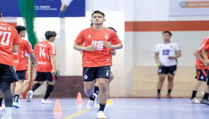 PANASI MESIN: Pemain Unggul FC Andres Dwi Persada Putra menjalani sesi latihan di Unggul Sport Center, kemarin. Mereka berencana mendatangkan tujuh pemain baru.