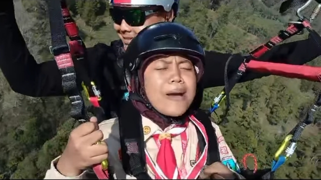 Video viral pelajar putri asal Ponorogo berteriak histeris saat naik paralayang di Kota Batu