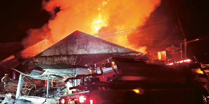 TERJUNKAN 20 PERSONEL: Petugas Damkar butuh waktu beberapa jam untuk memadamkan api yang membakar Pasar Baru Dampit, dini hari kemarin. Foto bawah, proses pemadaman berlangsung hingga pukul 06.00.