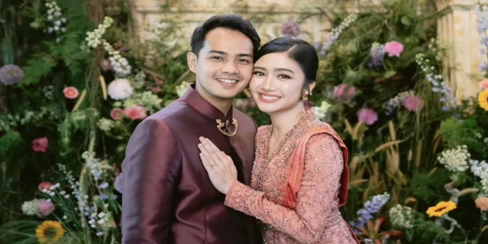 Foto tunangan bersama calon suami (Instagram pribadi Febby Rastansi)