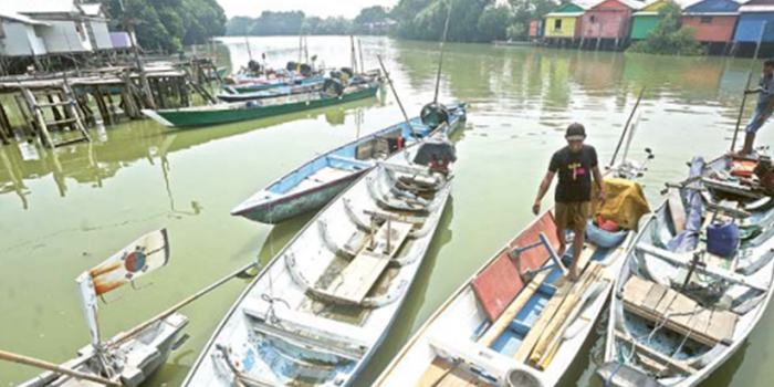 WASPADA: Nelayan di Kecamatan Asemrowo, Surabaya, melakukan persiapan sebelum melaut.