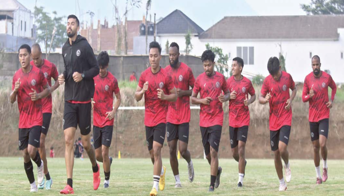 LATIHAN BERTAHAP : Para pemain Arema FC menjalani latihan perdana seusai libur lima hari di Lapangan Universitas Brawijaya, kemarin.