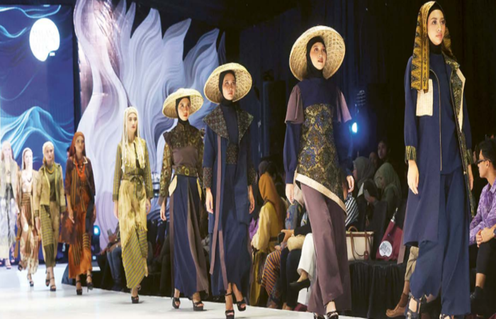 HARI PERTAMA: Sejumlah model memperagakan busana karya para desainer di panggung Malang Fashion Week, Malang City Point, kemarin (7/11).