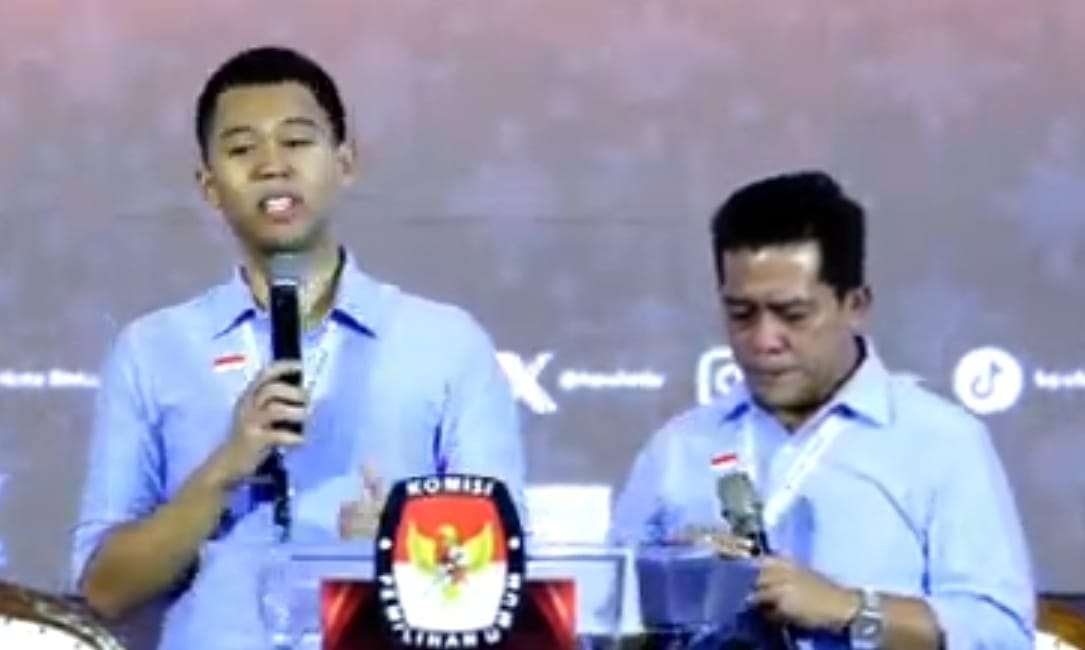 LANCAR: Pasangan nomor urut 2 Firhando Gumelar-Rudi dalam debat kedua, Jumat (8/11).