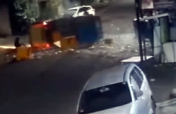 Truk terguling setelah kecelakaan ditabrak mobil yang tidak tengok kiri kanan di perempatan, di Tanggul Jember
