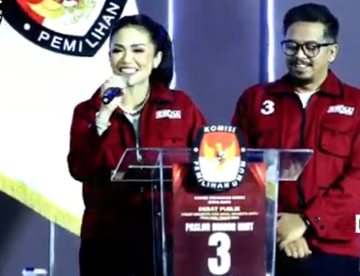 PERAYA DIRI: Pasangan nomor urut 3 Kris Dayanti-Kresna Dewanata Prosakh saat menjawab pertanyaan.