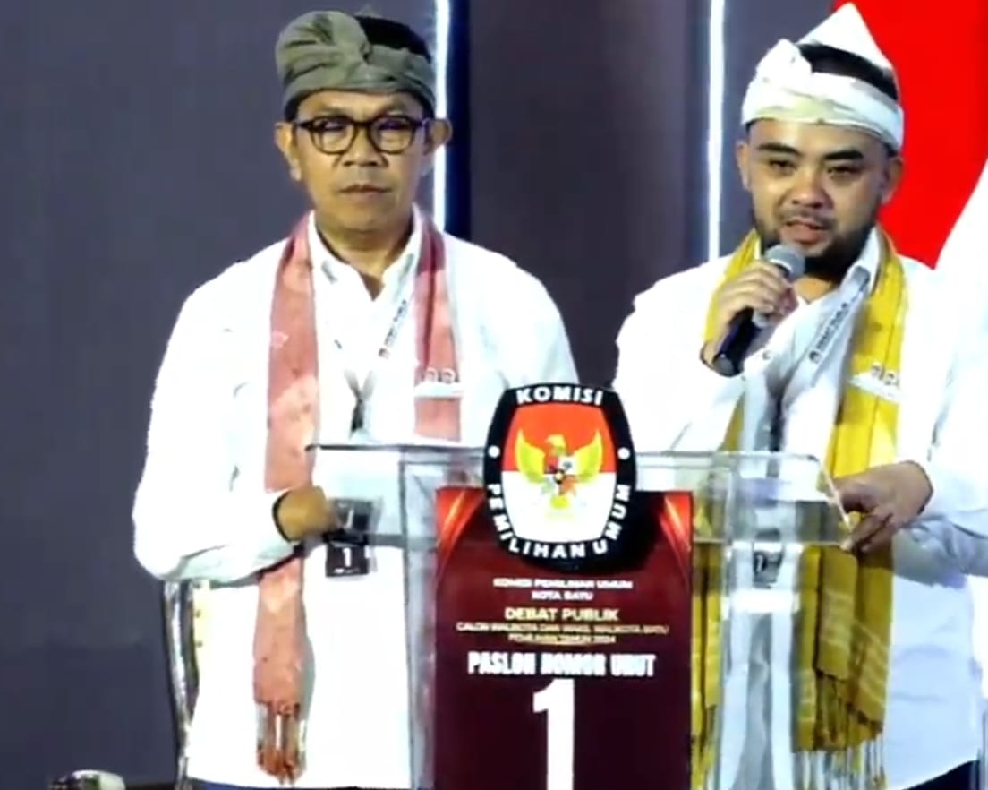 TENANG: Pasangan Nomor Urut 1 Nurochman-Heli Suyanto menjawab pertanyaan panelis.