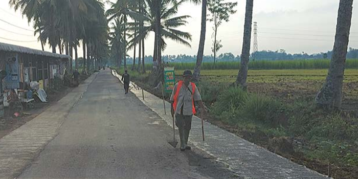 TERUS DIKEBUT: Pekerja mengebut pelebaran jalan dari jalan Desa Putukrejo, Kecamatan Gondanglegi menuju Desa Sukoraharjo, Kecamatan Kepanjen, kemarin (7/11).