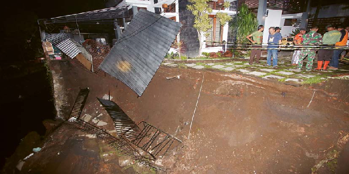 AMBROL: Plengsengan setinggi enam meter dan panjang sekitar 15 meter di Jalan Memberamo, Kelurahan Bunulrejo, Kecamatan Blimbing, longsor kemarin sore (8/11). SATRIA CAHYONO/RADAR MALANG