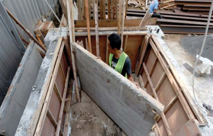 GERAK CEPAT: Fondasi dan kerangka untuk lift khusus di Mal Pelayanan Publik mulai dibangun. Proyek lift khusus mendapat alokasi dana Rp 771 juta.