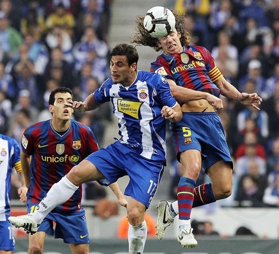 Carles Puyol saat duel udara