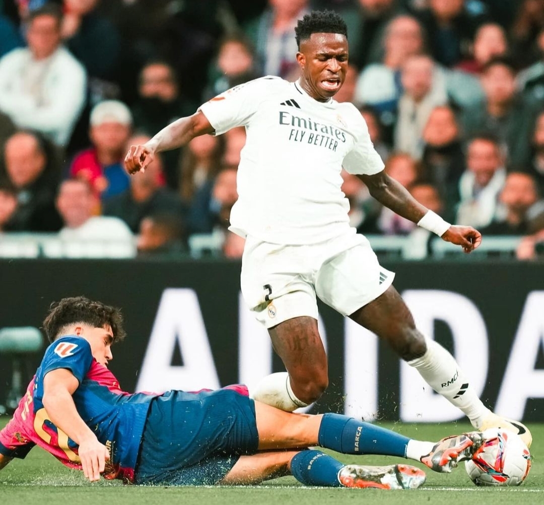 Pau Cubarsi saat menghalau Vini Jr dalam laga Barcelona FC versus Real Madrid. Senin pagi, Barca akan melawan Real Sociedad.