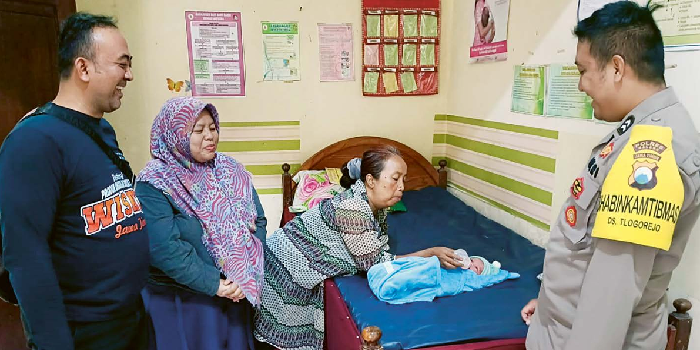 LAGI DAN LAGI: Petugas Puskesmas Pagak didampingi personel Polsek Pagak langsung memberi perawatan terhadap bayi laki-laki yang ditemukan dini hari kemarin (8/11). POLSEK PAGAK FOR RADAR MALANG