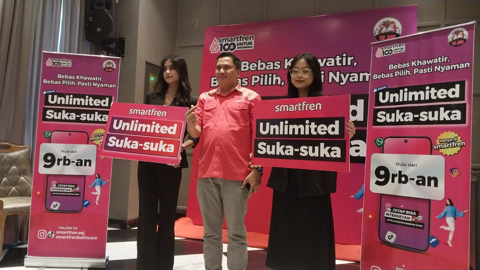 Jimmy Tambunan, Regional Head South East Java Smartfren (tengah) saat mengenalkan produk baru di Latar Ijen Jumat (8/11)