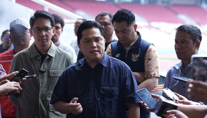 TINGKATKAN KUALITAS : Erick Thohir dan Rakhmadi Afif Kusumo meninjau kondisi rumput lapangan dan beberapa fasilitas lainnya, guna menjamin keselamatan serta kenyamanan pemain dan penonton.