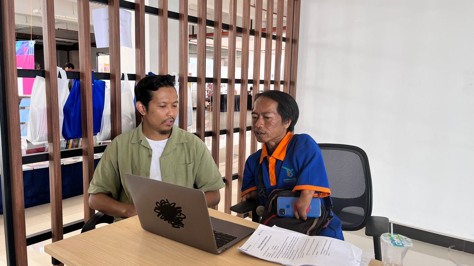 Disabilitas diajarkan praktik langsung pembuatan logo untuk usahanya