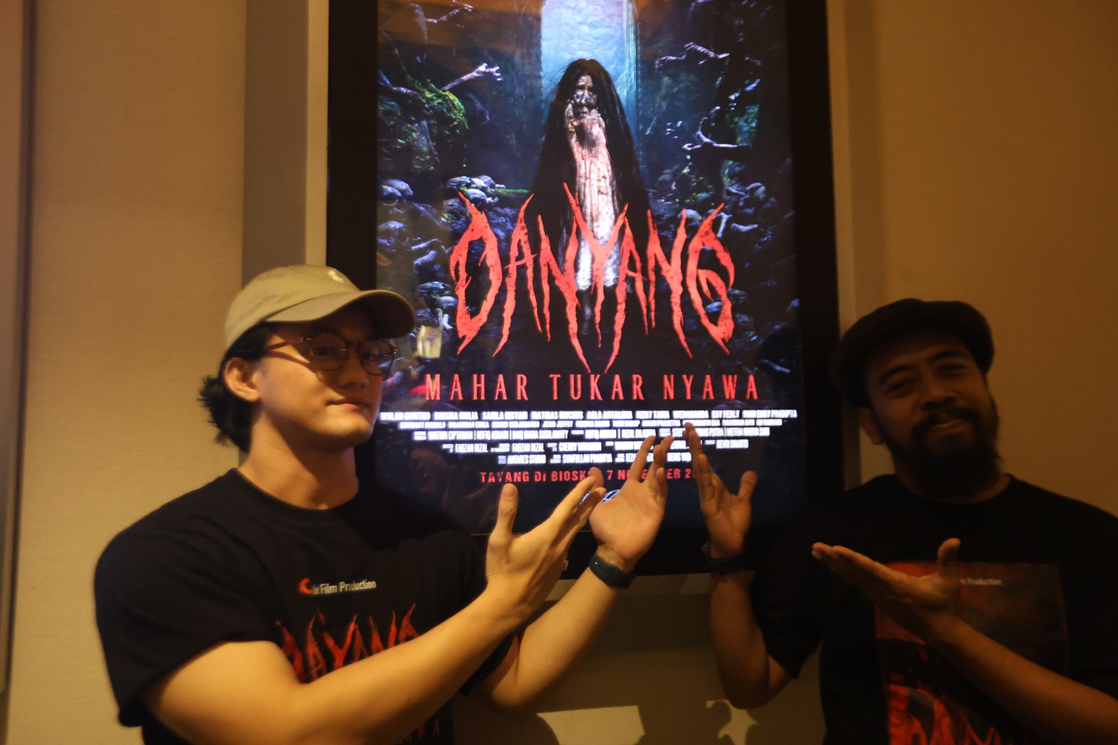 pemeran Galang dan Wiro, Bhisma Mulia dan Kukuh Prasetya dalam penayangan Danyang : Mahar Tukar Nyawa histeris di Transmart MX Mall Malang