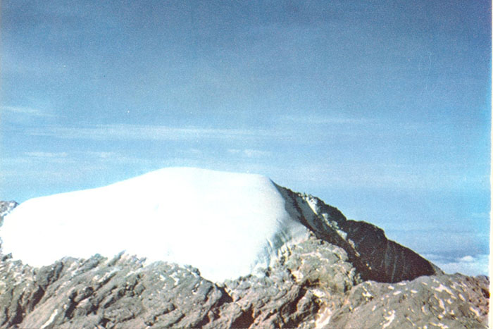 Es yang menyelimuti puncak mandala