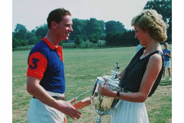 James Hewitt dan Putri Diana. Keduanya berselingkuh, meskipun Putri Diana masih berstatus menantu kerajaan Inggris