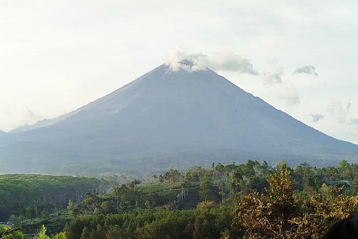 Gunung Semeru difoto dari Kecamatan Pronojiwo Kabupaten Lumajang