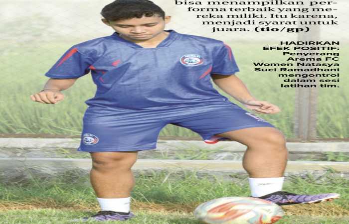 HADIRKAN EFEK POSITIF: Penyerang Arema FC Women Natasya Suci ramadhani mengontrol dalam sesi latihan tim.