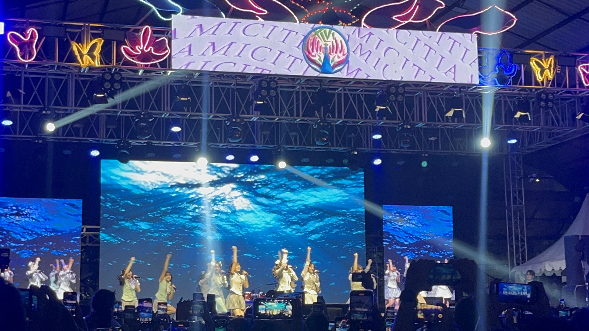 Penampilan JKT48 tampil di Dempo Fair 2024 pada Sabtu malam (9/11). (Mahija Audrie)