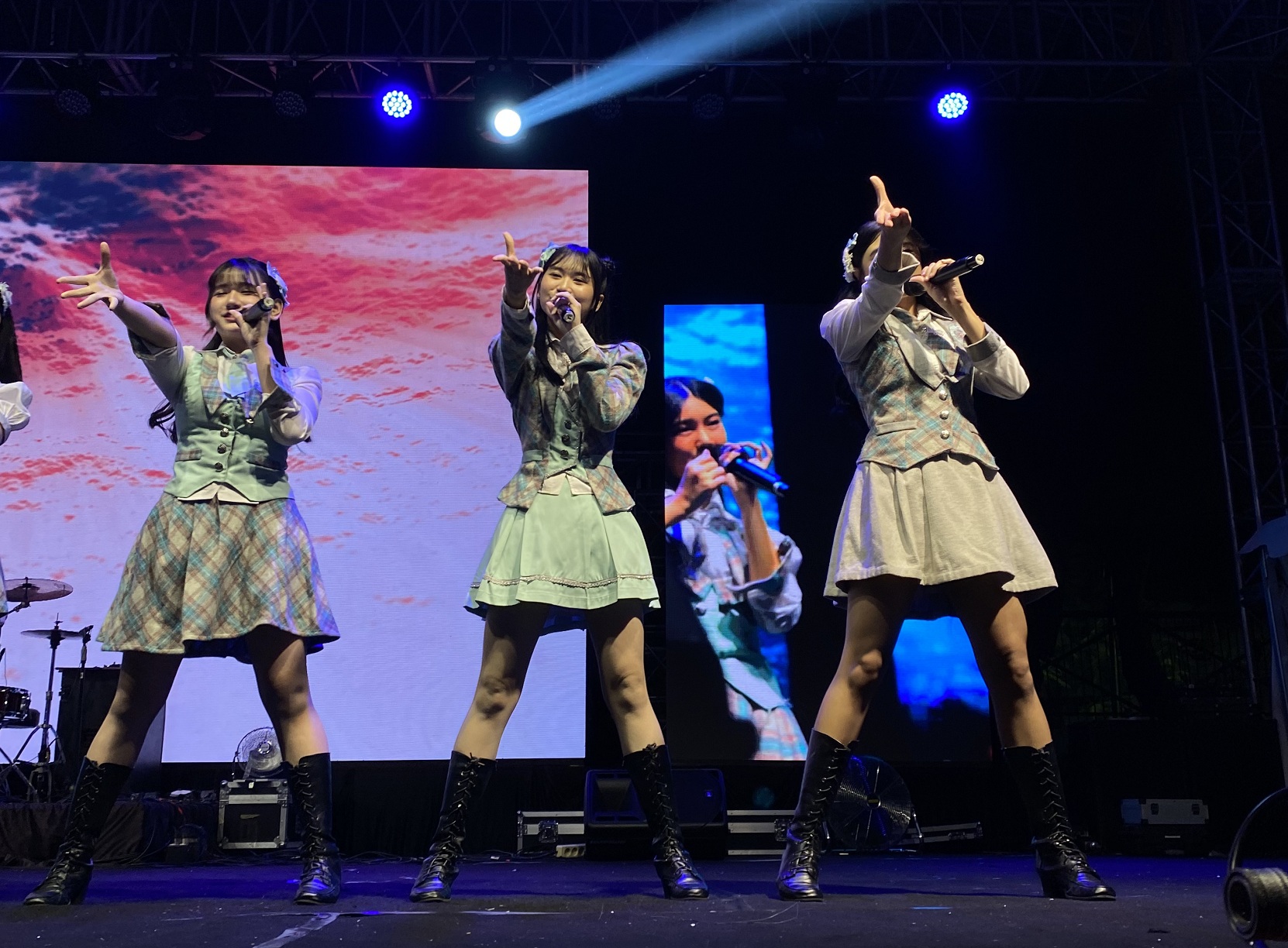 Penampilan JKT48 tampil di Dempo Fair 2024 pada Sabtu malam (9/11). (Panitia Dempo Fair)