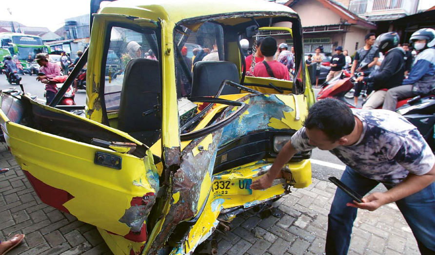 SOPIR SEMPAT TERJEPIT: Bagian depan pikap Suzuki Carry bernopol N 1332 UA ringsek cukup parah akibat kecelakaan kemarin sore (9/11)