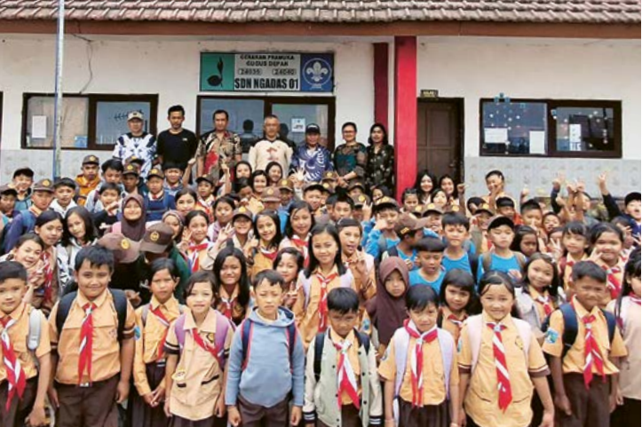 INGAT PESAN KAKEK: Siswa, guru, dan staf di SDN Ngadas 1 foto bersama, kemarin.
