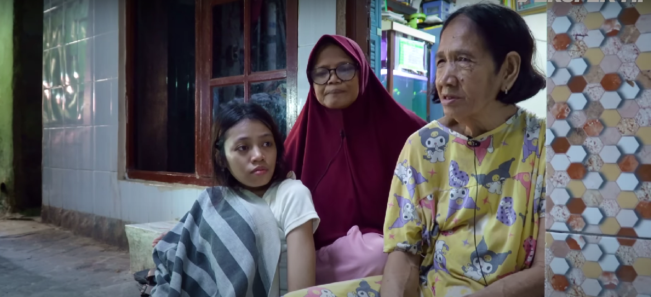 Nenek Hasna ketika diwawancarai oleh tim Volix Media (Youtube Volix Media)