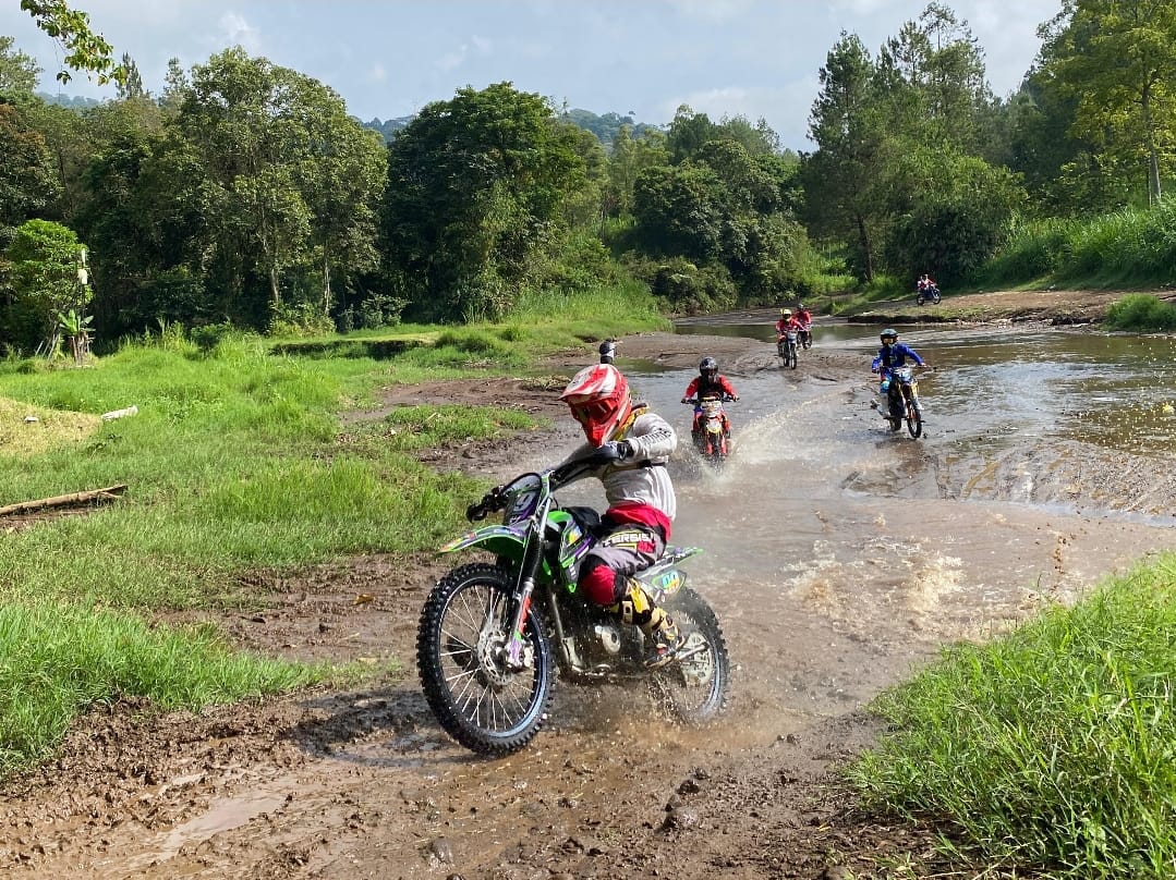 SERU: Salah satu crosser berhasil melintasi Sungai Brantas dengan cepat.
