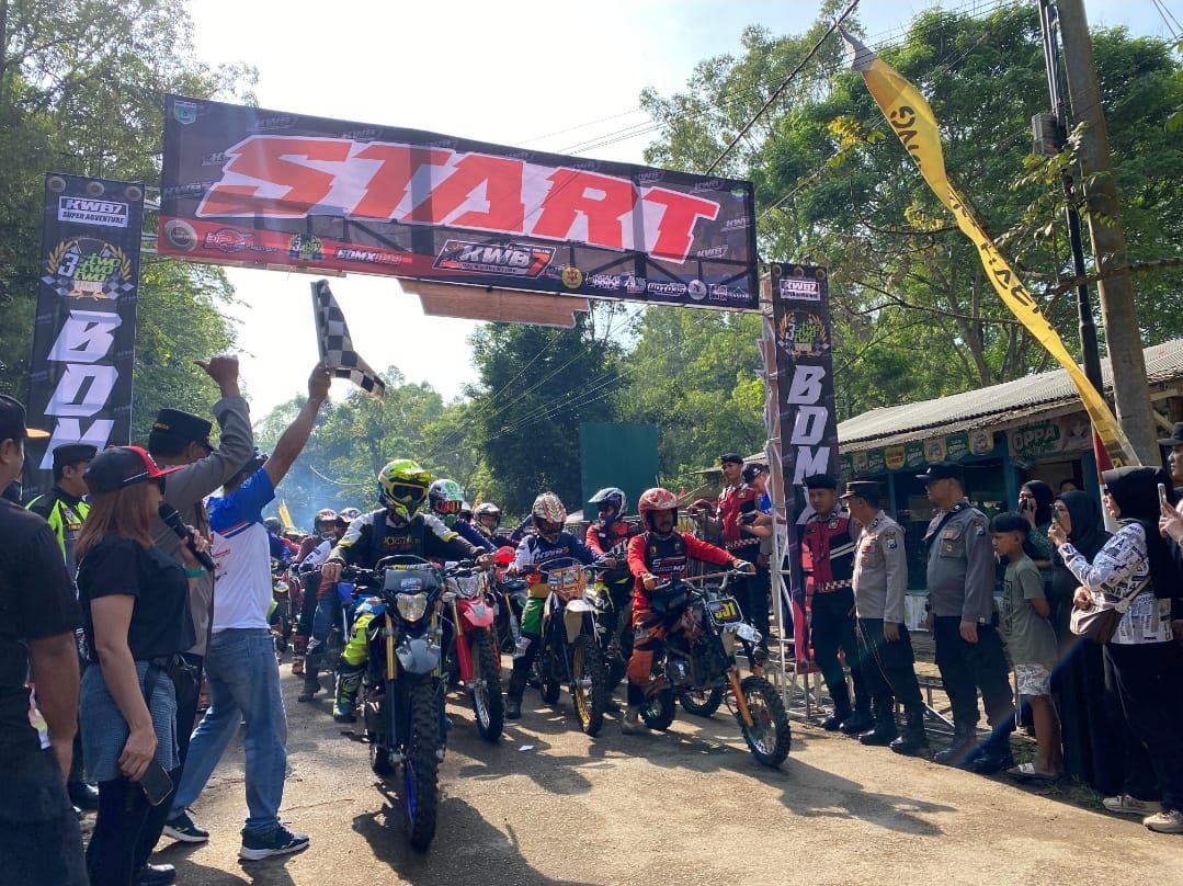 SEMARAK: Suasana pelepasan peserta KWB Adventure 7 yang digelar di coban Talun, Bumiaji, Kota Batu, Minggu (10/11)