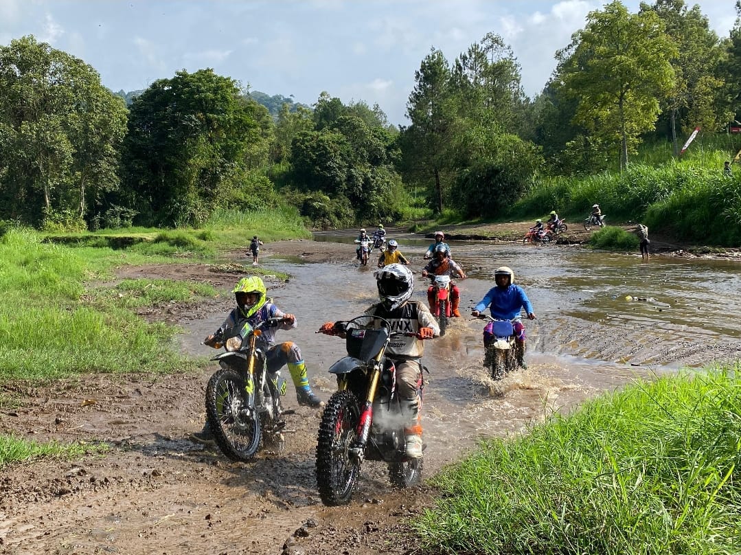 LINTASI SUNGAI: Para crosser melintasi aliran Sungai Brantas.