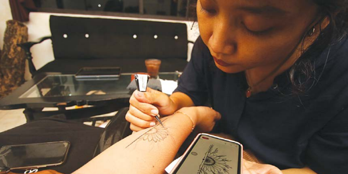 DALAMI SEJAK 2022: Dinda Indira Putri, Owner Hand Drawn Memories melayani order salah satu customernya, Kamis lalu (6/11).