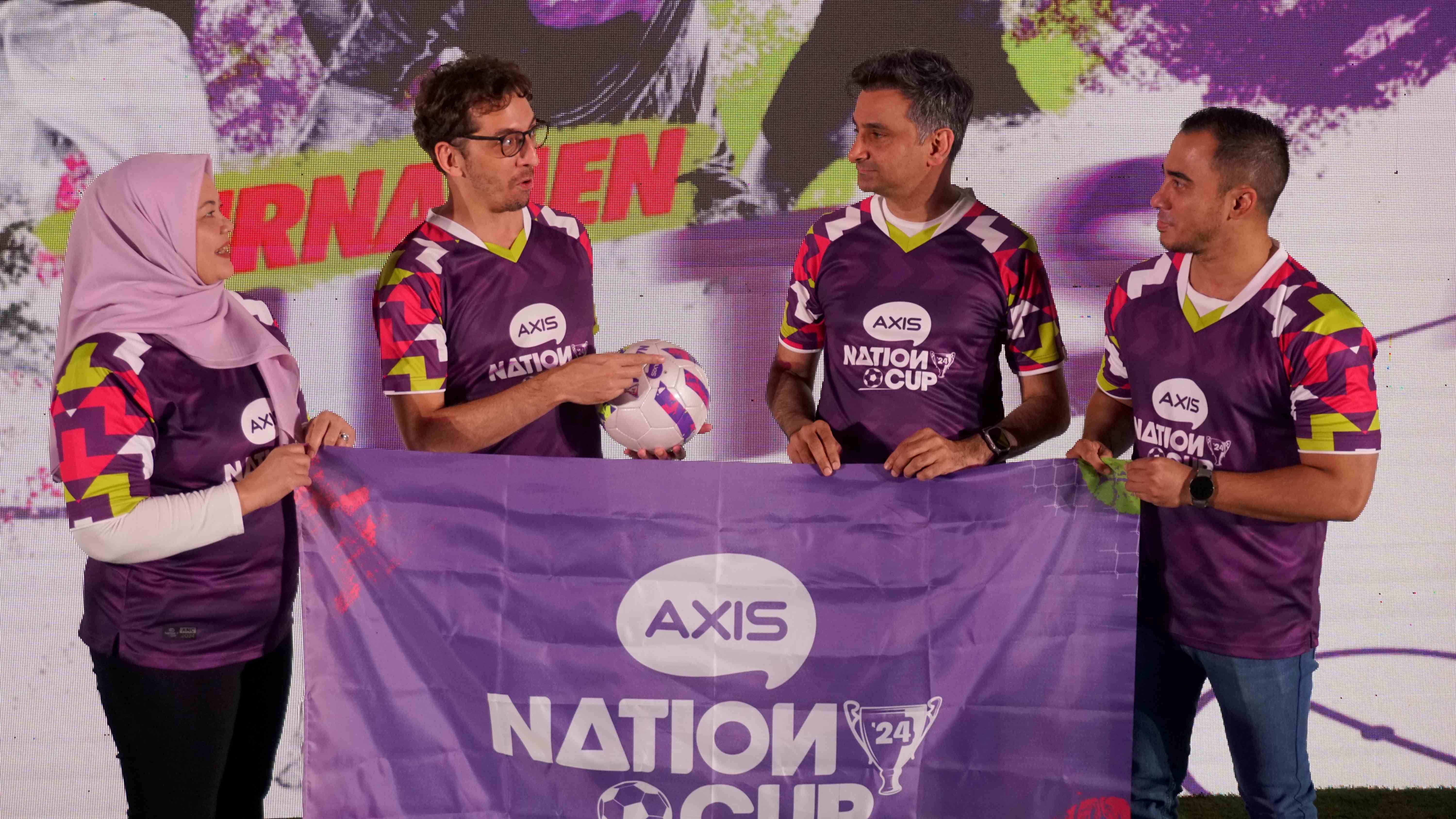 Group Head XL Axiata Region Jabodetabek, Rd. Sofia Purbayanti, Chief Marketing Officer XL Axiata, Alfons Eric Bosch Sansa, Group Head Youth Segment XL Axiata, Azher Javid, di CGV Sports Hall, Jakarta