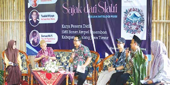 YANG PERTAMA: Dari kiri, Erna Fibriana, Chrisdhiyanto, Tauhid Wijaya, Zanuarifki, Ichwan Santoso, dan moderator Enik Muarofah dalam peluncuran buku di SMK Sunan Ampel, Kasembon, Sabtu (9/11).
