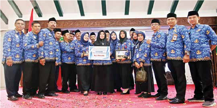 APRESIASI PEGAWAI: Ketua Panitia Korpri Award 2024 Mahila Surya Dewi (tengah) bersama anggota Korpri Kabupaten Malang menyiapkan acara tahun lalu. KORPRI KABUPATEN MALANG FOR RADAR MALANG