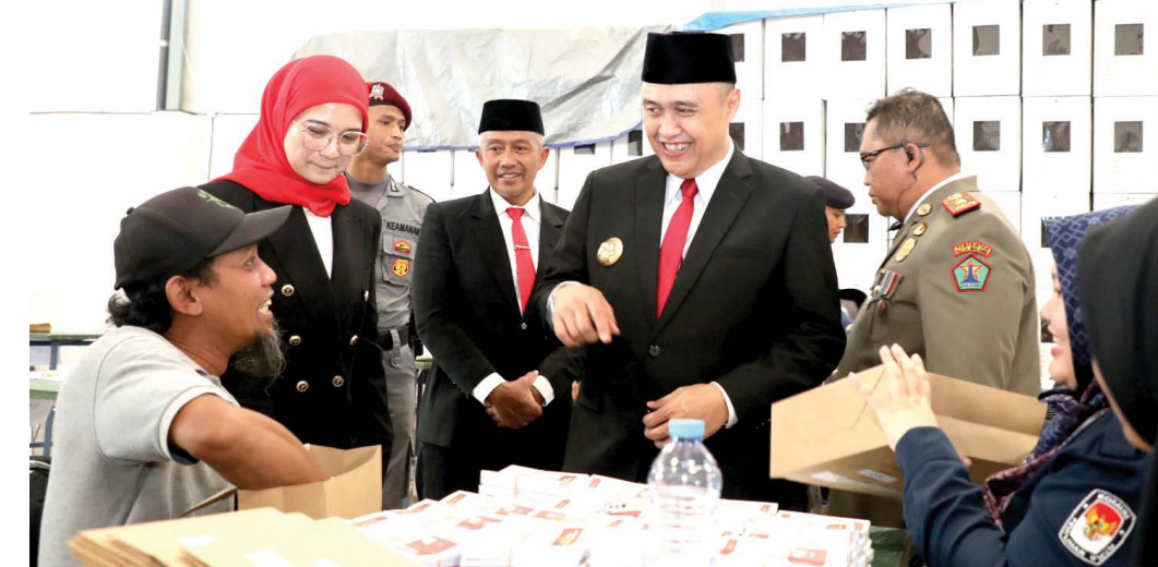 AMAN: Pj Wali Kota Malang Iwan Kurniawan (tengah) bersama jajaran forkopimda mengecek logistik pilkada di gudang KPU Kota Malang kemarin pagi.