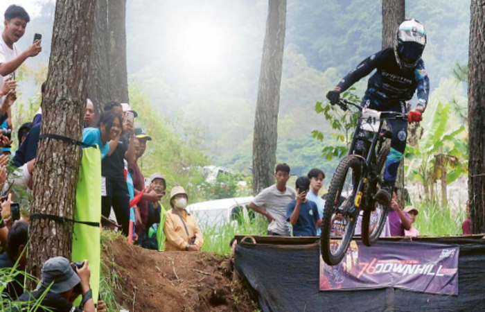 TERCEPAT; Fajar Abdul Rahman melintasi salah satu obstacle pada final 76 Indonesians Downhill 2024 di Klemuk Downhill Track, Kota Batu, kemarin (10/11)