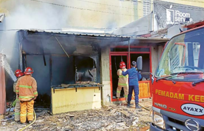 HANGUS: Tim Damkar Kota Malang menuntaskan pemadaman api yang membakar Katsugi Bento di Jalan Bunga Coklat Nomor 10, Kelurahan Jatimulyo, Kecamatan Lowokwaru, kemarin pagi (10/11)
